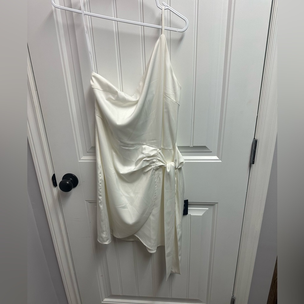 Lulus one sleeve white dress. New with tags. Size large.